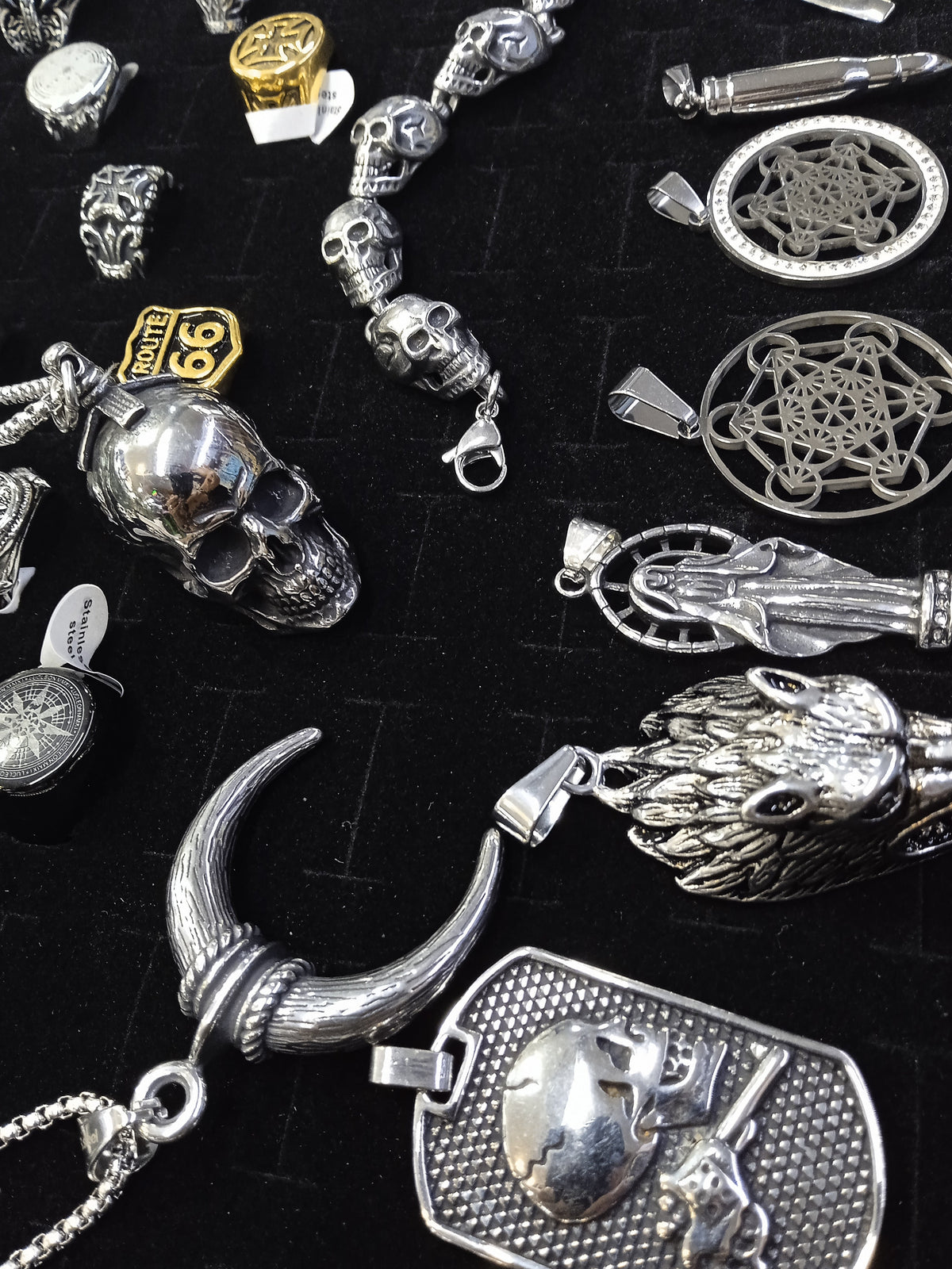 Aneis, Colares, Pulseiras e Pendentes